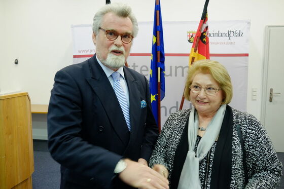 Staatsminister Herbert Mertin gratuliert Gabriele Albrecht